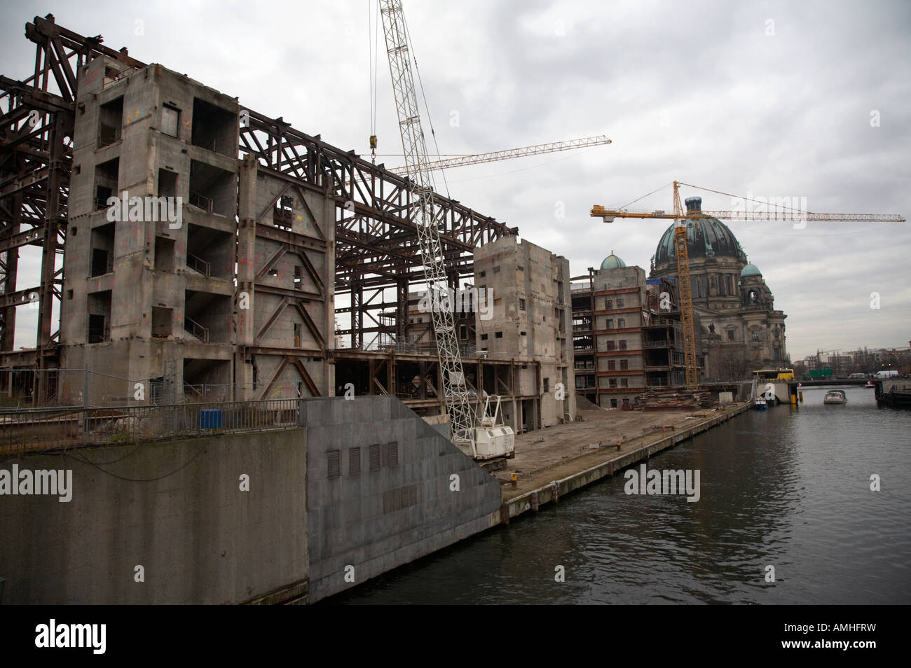 Demolizione del Palast der Republik sulla banca del fiume Spree con il Berliner Dom in background Berlino Germania Foto Stock