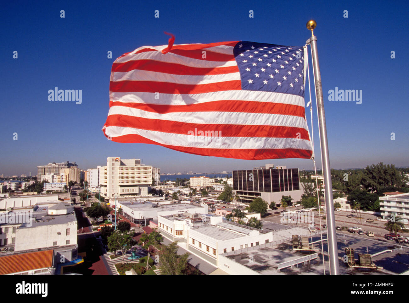 Una bandiera americana vola sopra la zona di South Beach di Miami Beach a Miami Foto Stock