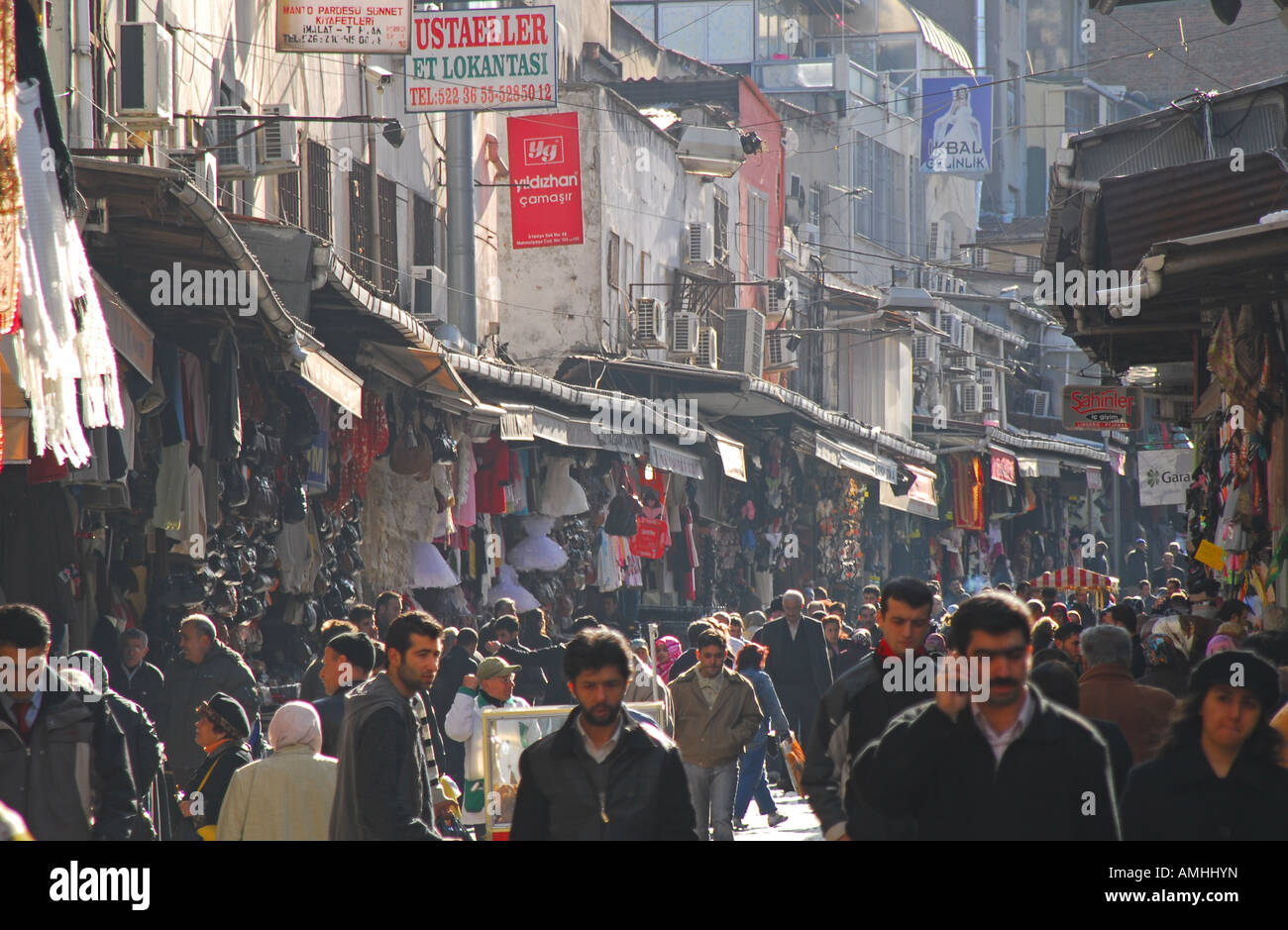ISTANBUL, Turchia. Una trafficata via dello shopping vicino al Grand Bazaar (Kapali Carsi) in il Cagaloglu distretto. 2007. Foto Stock