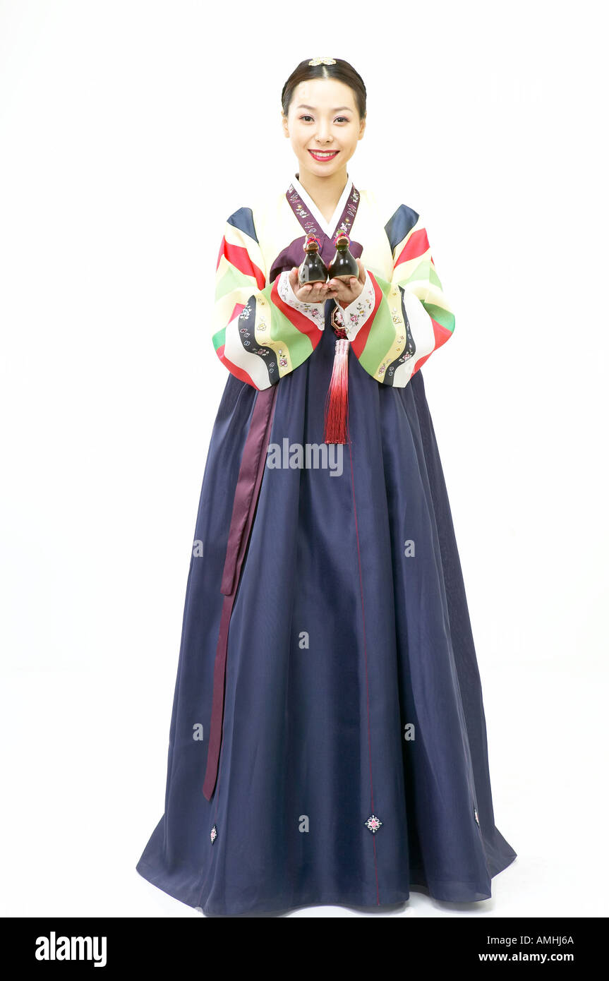 Una donna in azienda Hanbok anatra intagli sagomati Foto Stock