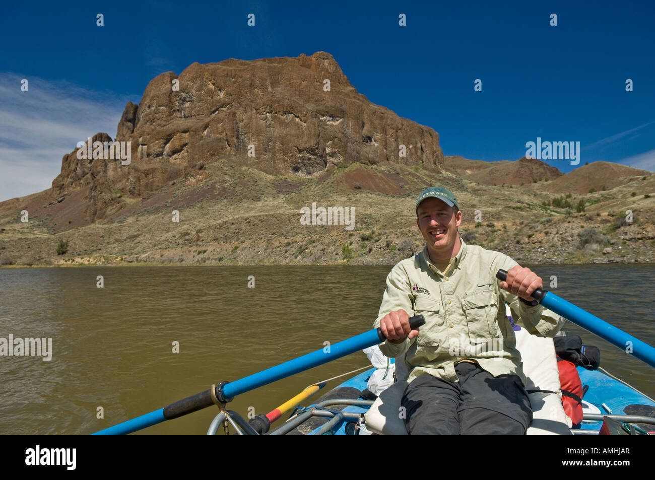 Guida sul Fiume Tom Clawson rafting John giorno fiume Oregon nota faccia nella formazione di roccia Foto Stock