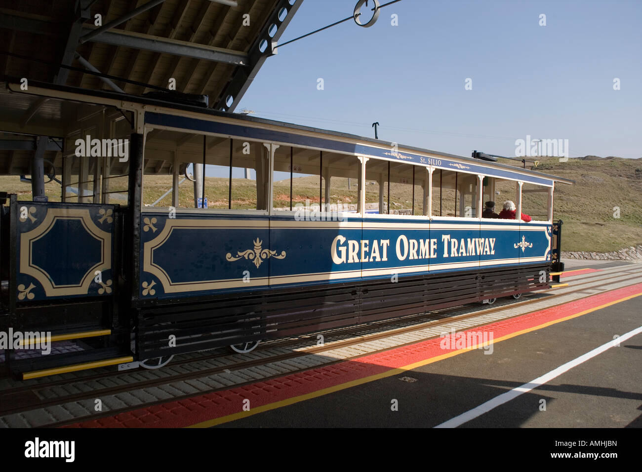 Il tram sul tram vittoriana sul Great Orme presso la stazione a metà, Llandudno, il Galles del Nord, Regno Unito Foto Stock