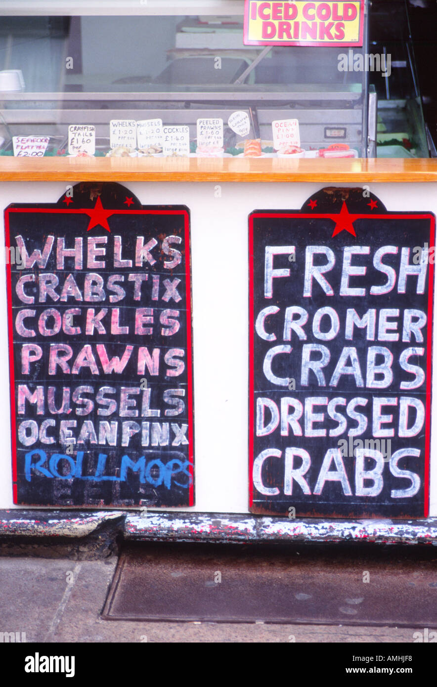 Chalk scrivere sulla lavagna i granchi e frutti di mare a CROMER Inghilterra Norfolk Foto Stock