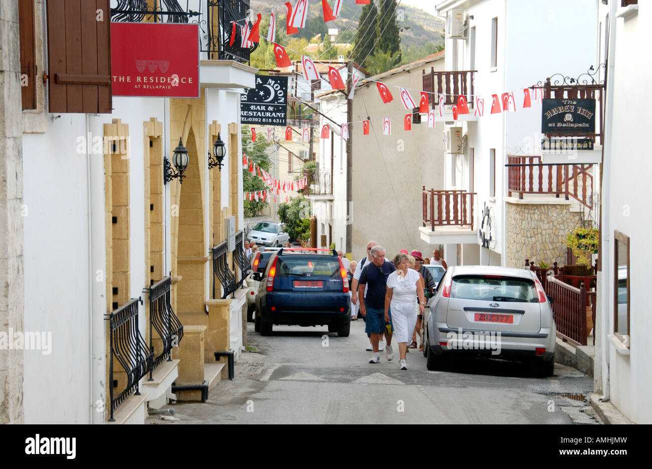 Scena di strada nel villaggio di Bellapais sull'isola Mediterranea di Cipro nella controllata turca regione settentrionale Foto Stock