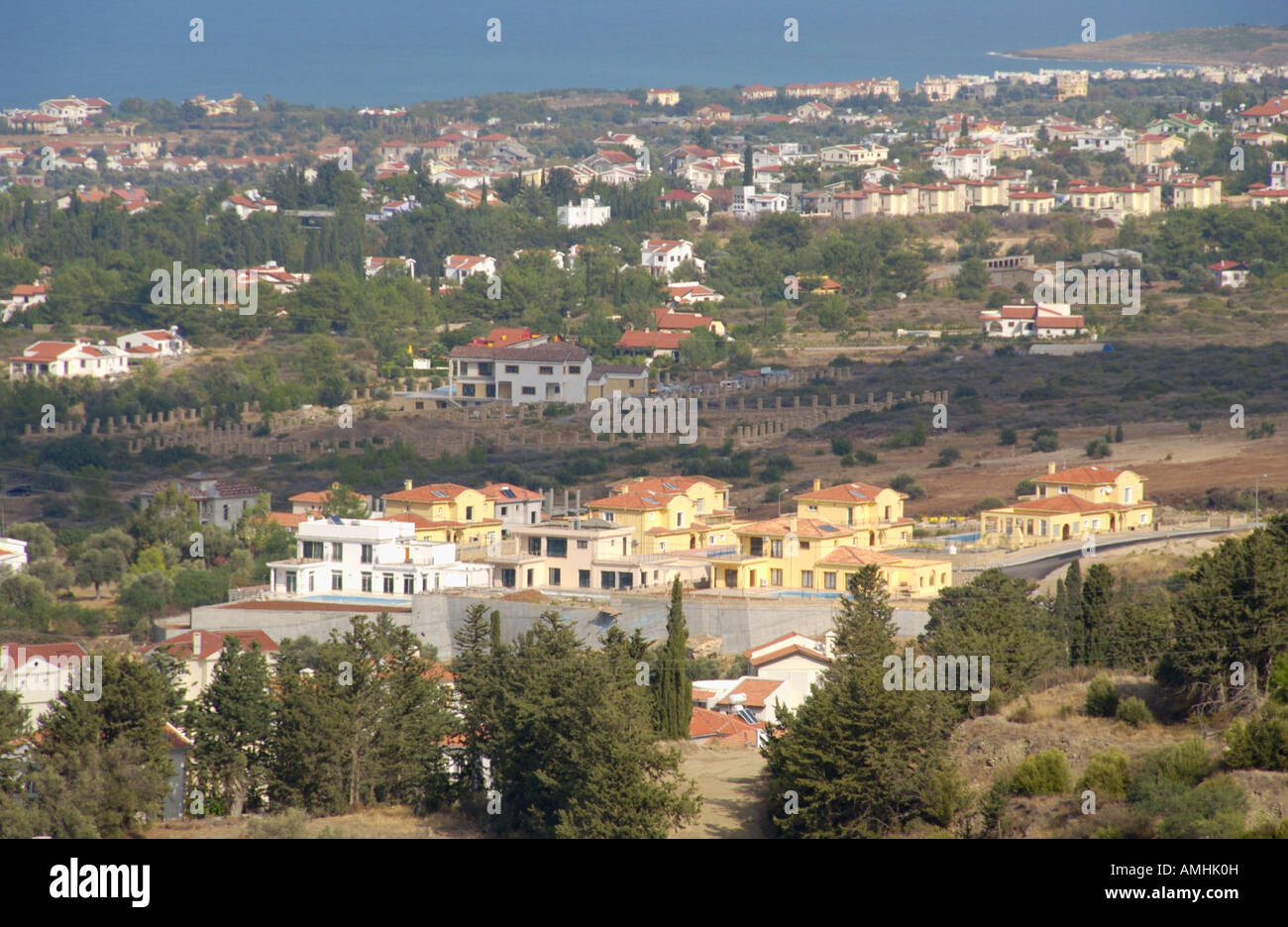 Visualizzare Bellapais villaggio sull'isola Mediterranea di Cipro nella controllata turca regione settentrionale della Repubblica turca di Cipro del Nord Foto Stock