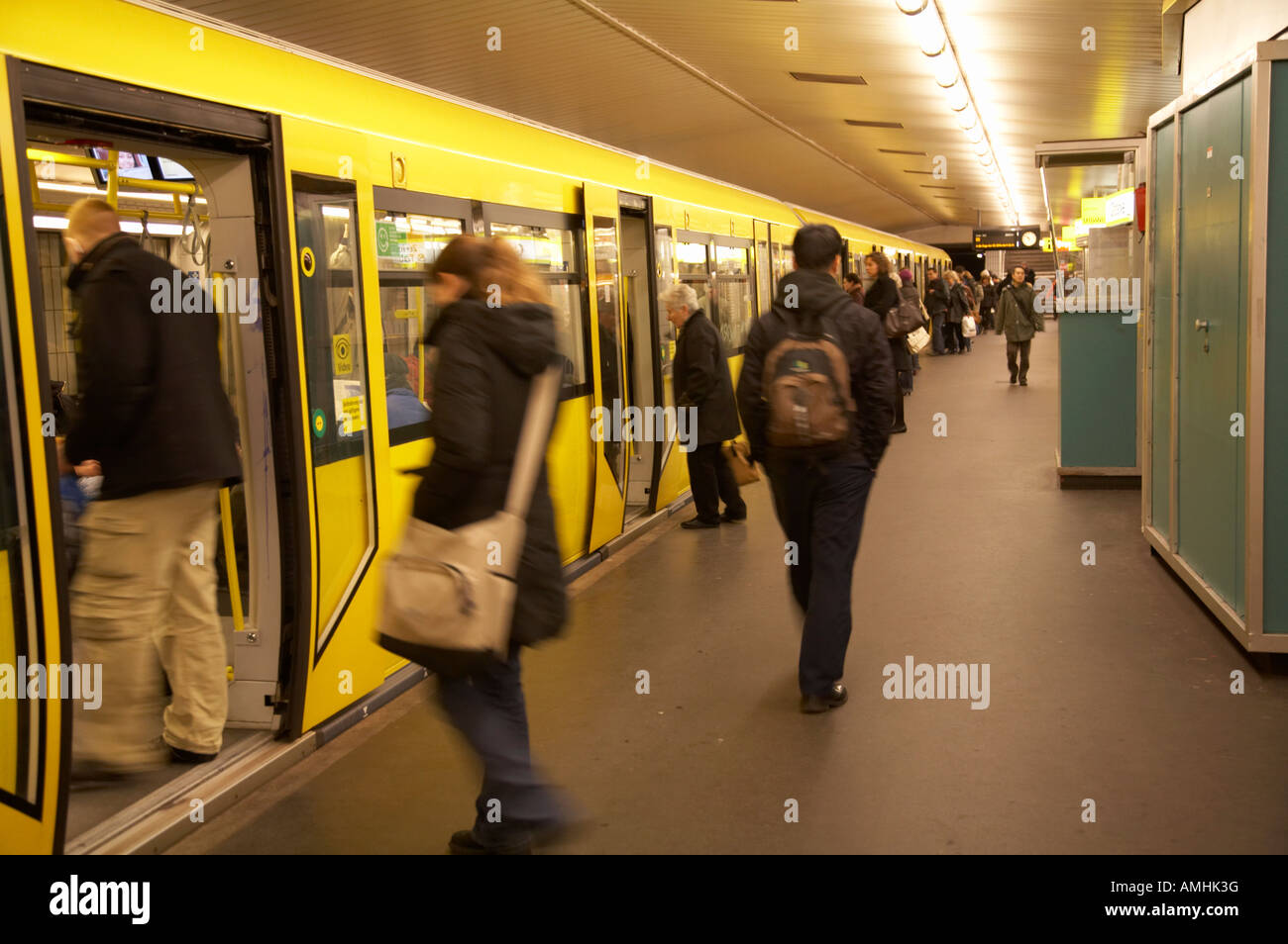 I passeggeri di salire a bordo di un moderno ubahn stazione a stazione U-Bahn Berlin Germania Foto Stock