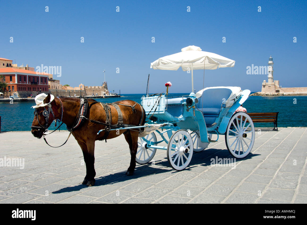 Cavallo e carrelli linea fino al waterfront di Hania sull'isola greca di Creta Foto Stock