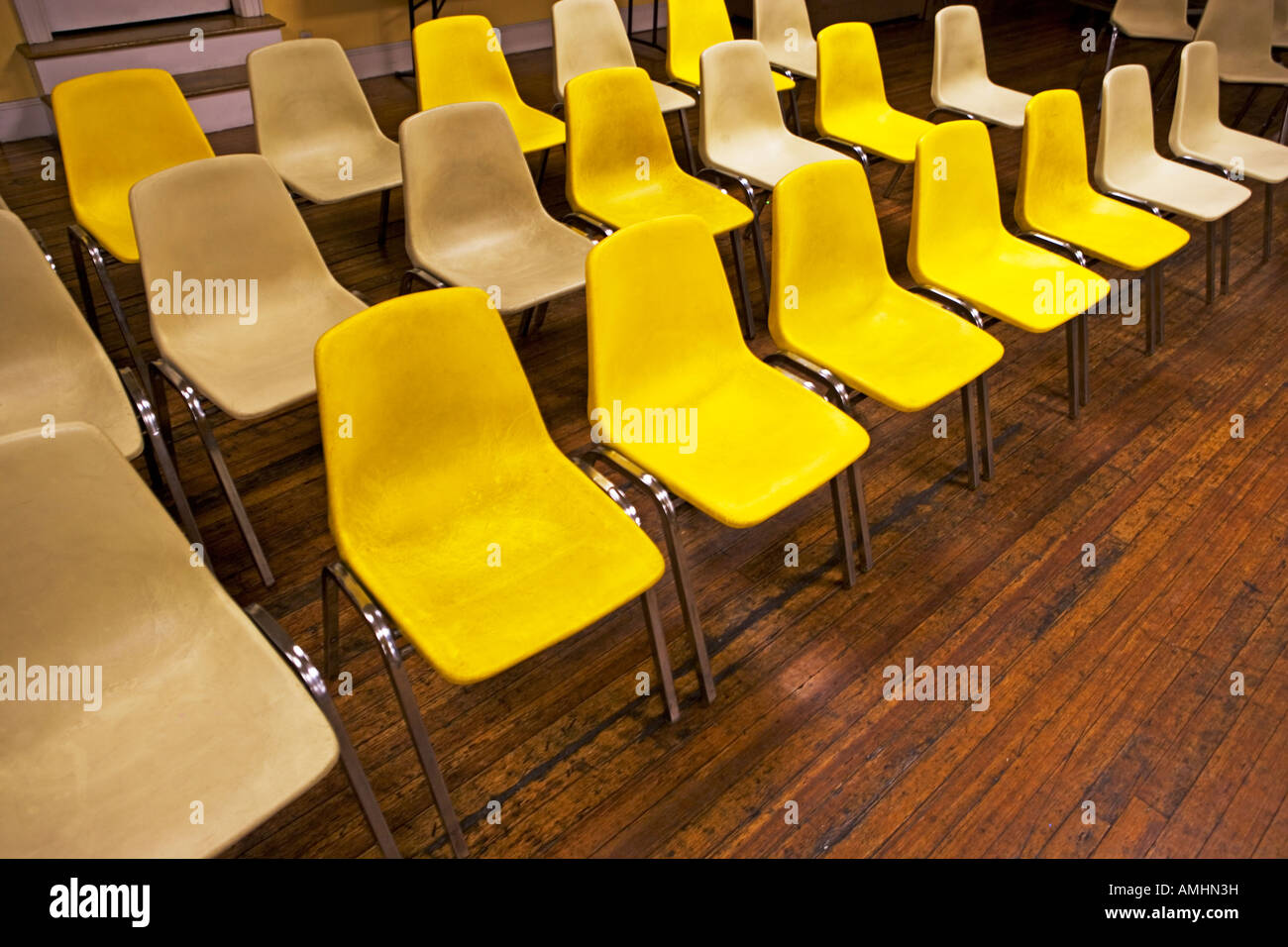 Sedi,,,,, posti a sedere,,, vacante,,, vacante,,,, posti a sedere,,,,,,, FILA,,,,,, nessuno,silenzioso,,,,,,,,,,, salotto, mobili,,, Chai Foto Stock