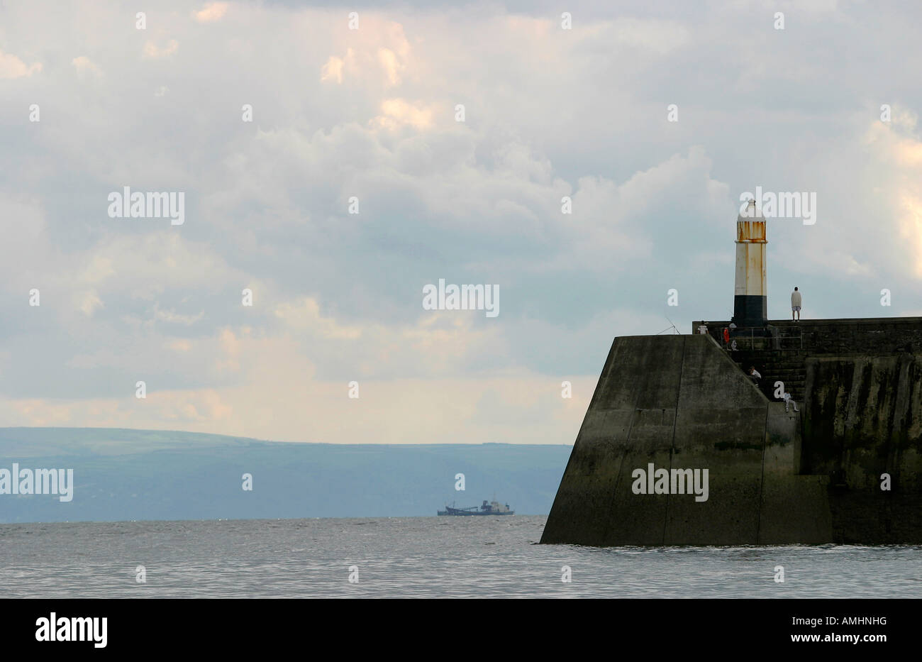 Il Porthcawl Faro sulla scogliera del porto esterno. Foto Stock