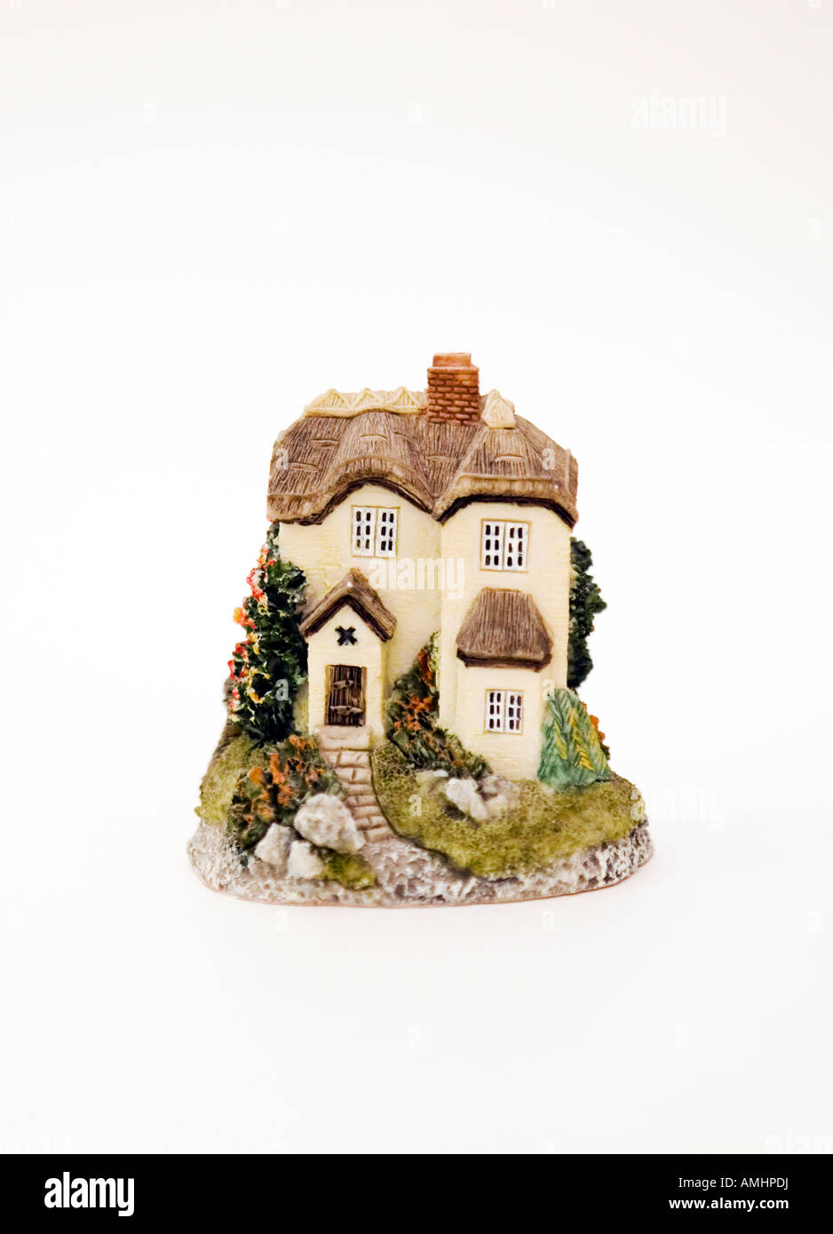 Modello di casa / cottage ornamento su sfondo bianco Foto Stock