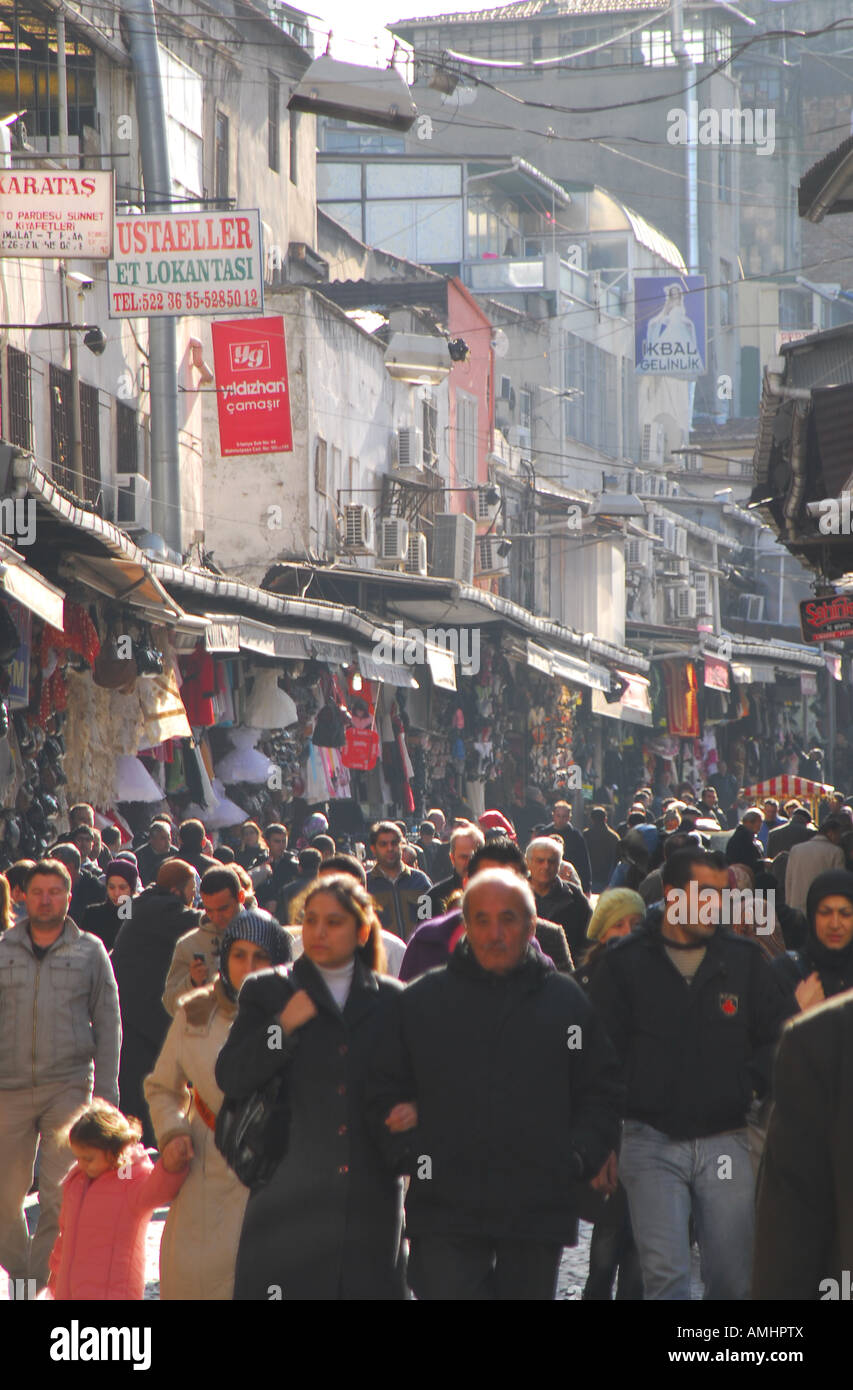 ISTANBUL una trafficata via dello shopping in il Cagaloglu quartiere vicino al Grand Bazaar (Kapali Carsi). 2007. Foto Stock
