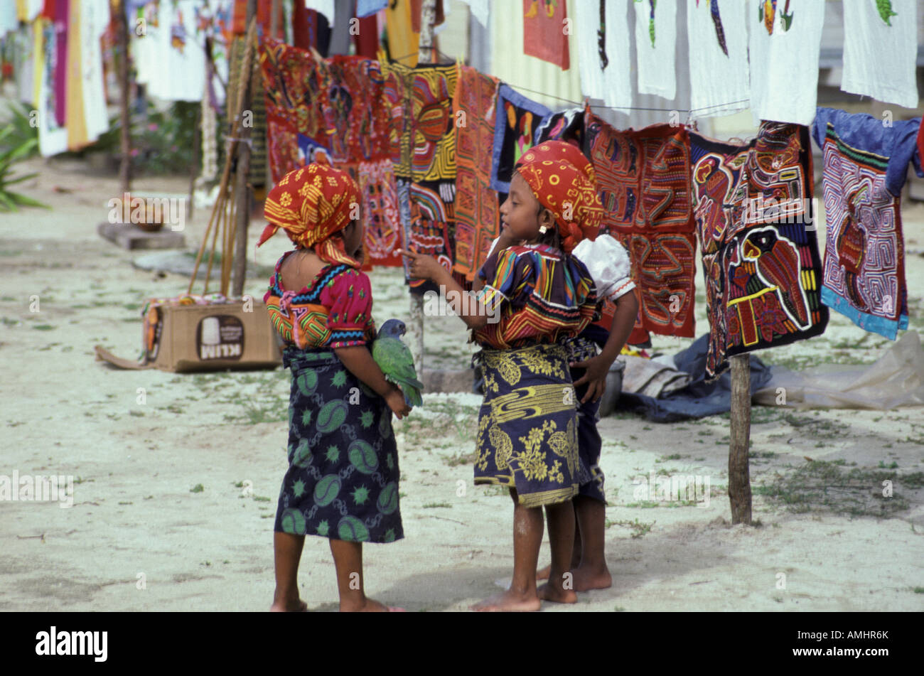 Panama, nativo di bambini in strada con souvenir turistici. Foto Stock
