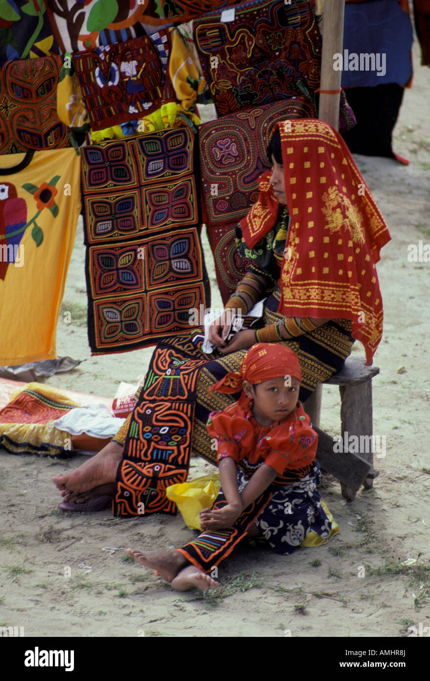 Panama, nativo bambino con sua madre la vendita di souvenir. Foto Stock
