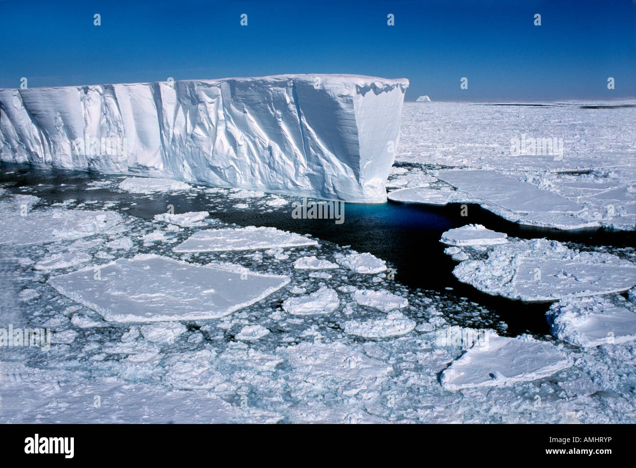 Iceberg Antartide Antartide geografia formato orizzontale iceberg paesaggi di ghiaccio in mare le acque antartiche Foto Stock