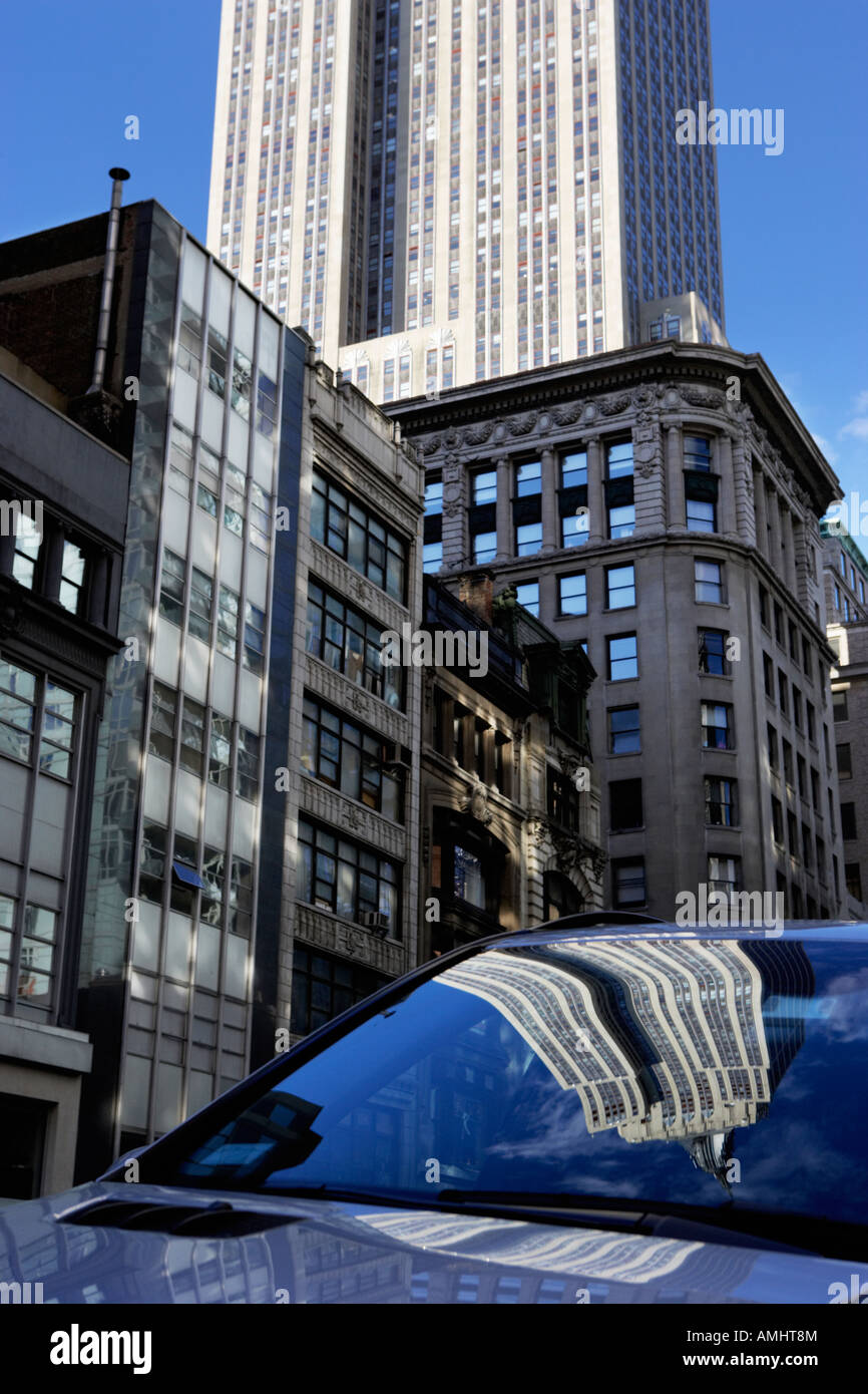 Empire State building riflesso nel parabrezza auto New York U.S.A. Foto Stock
