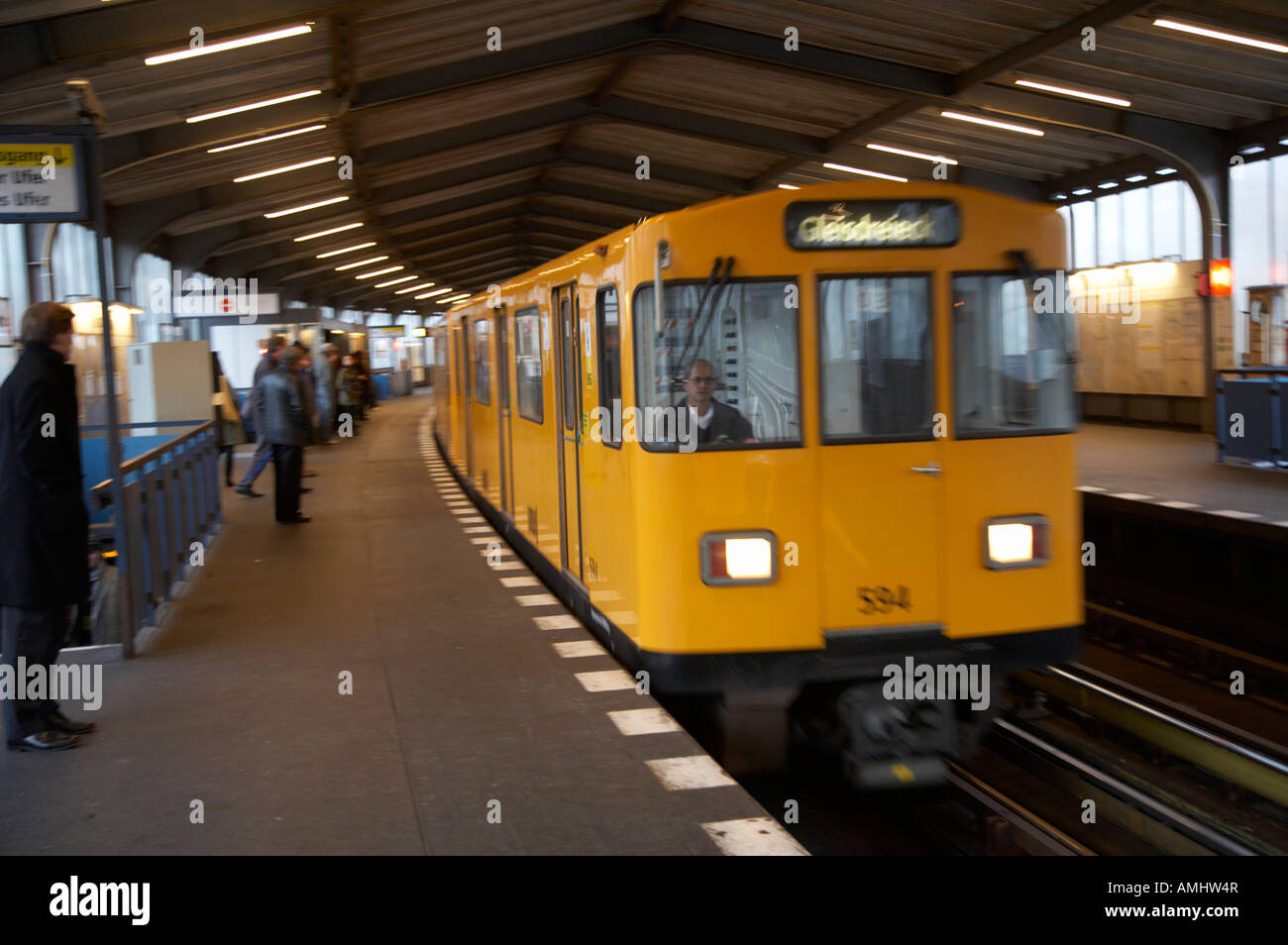 Il tedesco U Bahn metropolitana treno transita attraverso la stazione di overground Berlino Germania Foto Stock