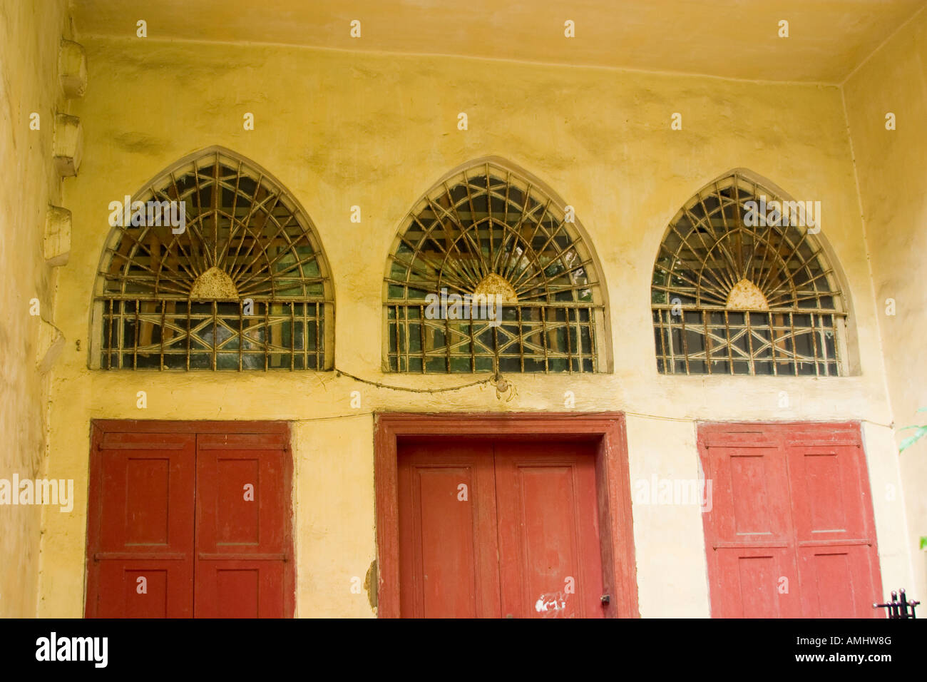 Tre lunette sopra due finestre e una porta a Beirut Libano Foto Stock