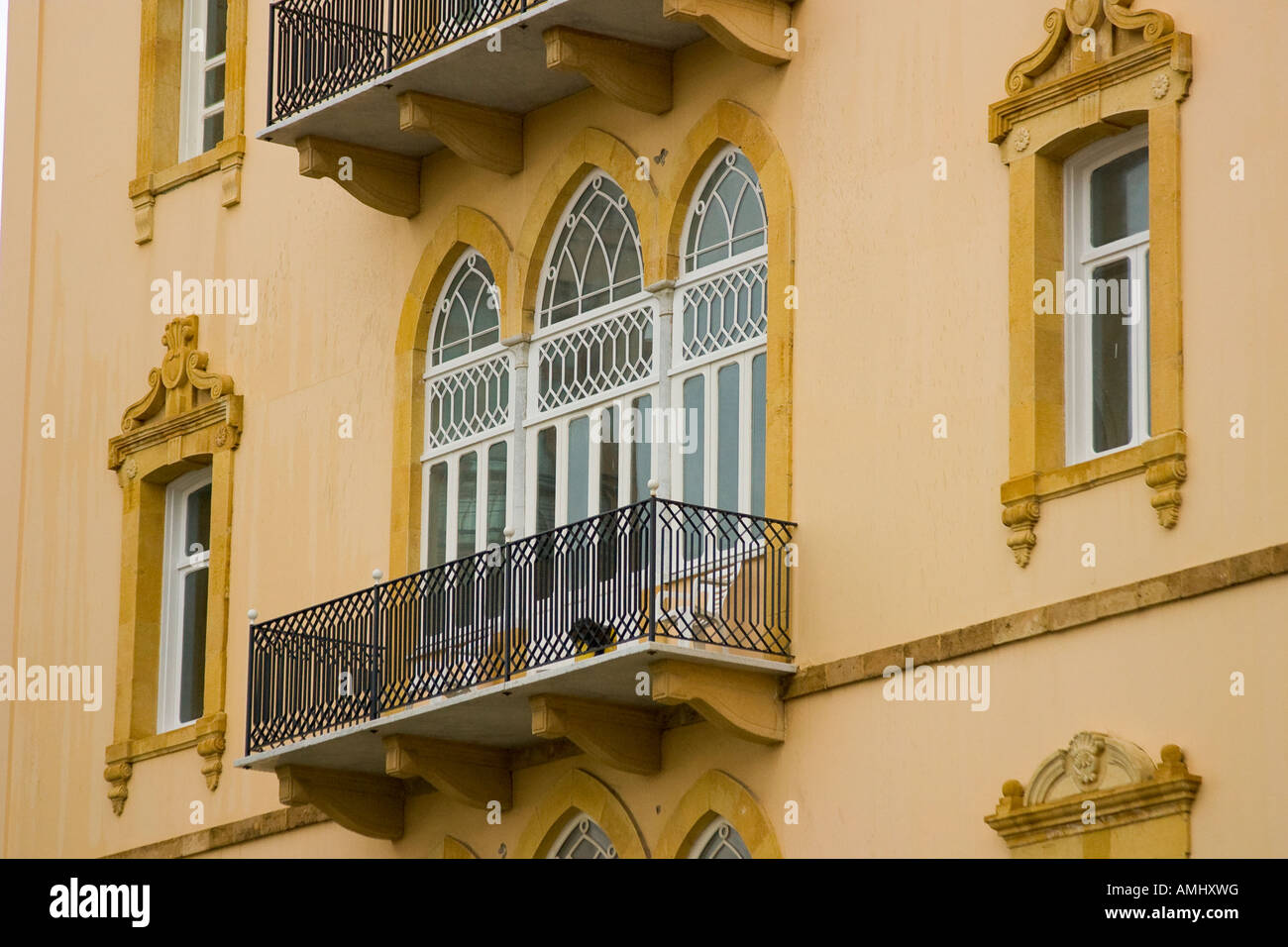 Windows ornamentali e parapetti di un balcone su un vecchio edificio classico Beirut Libano Foto Stock