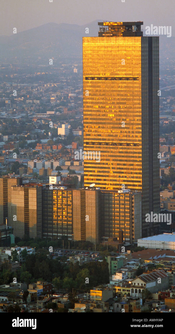 Al di sopra dell'antenna PEMEX Petróleos Mexicanos torre sede di Città del Messico Foto Stock