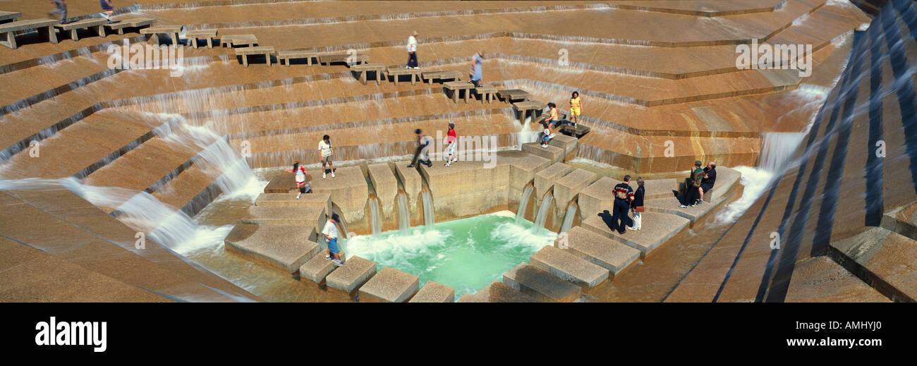 Vista panoramica di turisti in Watergarden Fontana in FT Worth TX Foto Stock