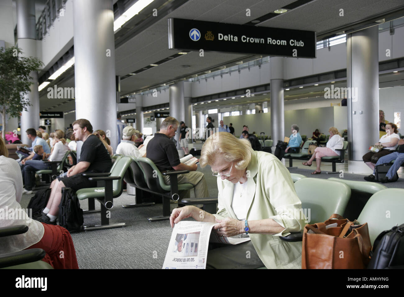 Miami Florida International Airport mia, cancello, passeggeri in partenza, donna legge giornale, visitatori viaggio viaggio turismo turistico Landma Foto Stock