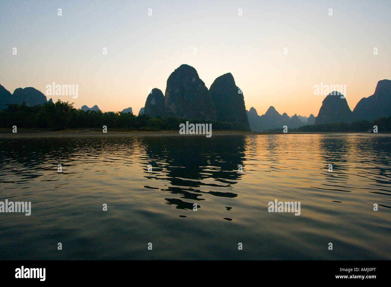 Calcare formazione carsica trovato su 20 RMB nota Crociera sul Fiume Li di Guilin, Yangshuo Cina Foto Stock