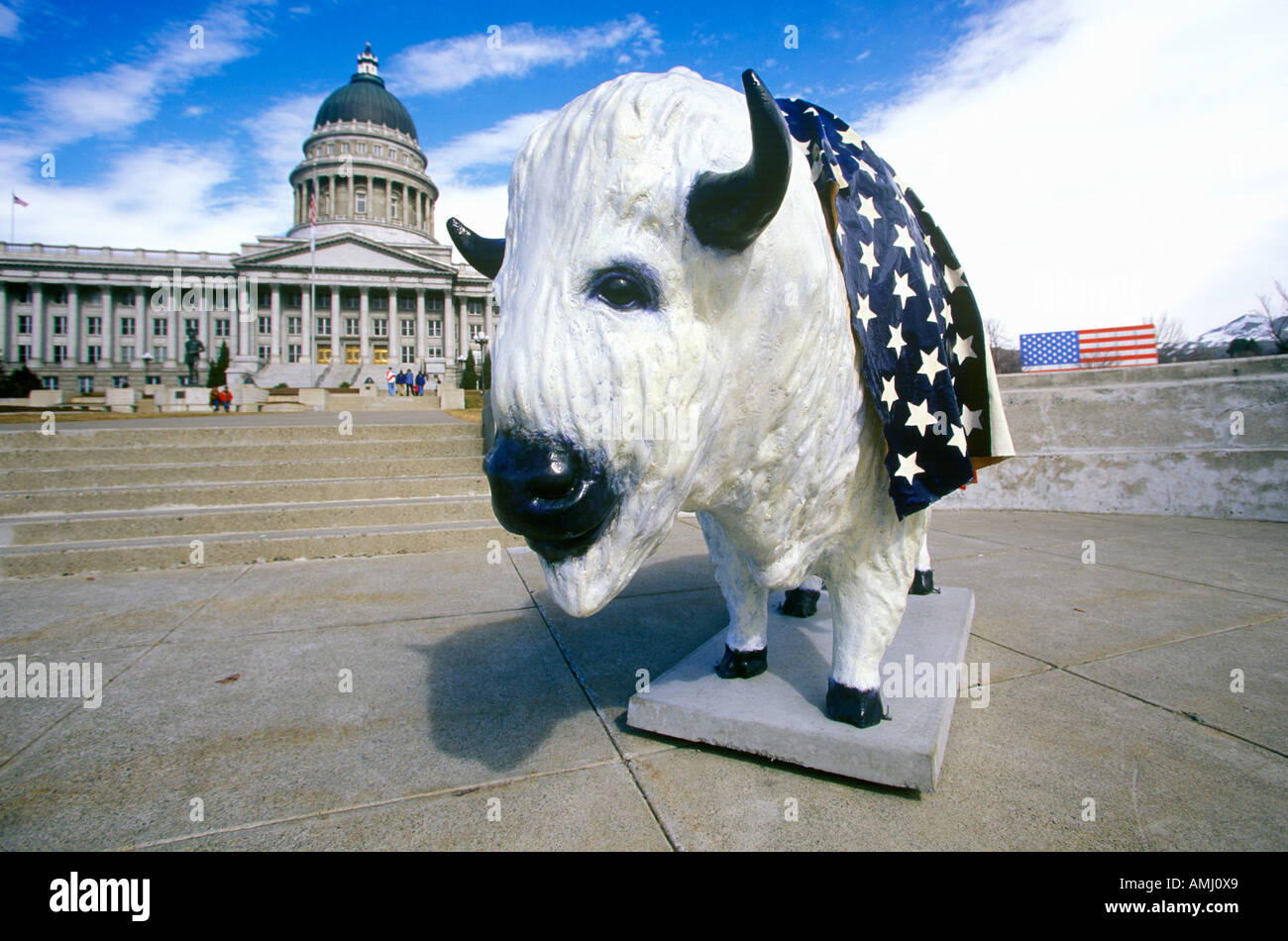 Dipinto statua della Buffalo di fronte di State Capitol Building Salt Lake City UT Foto Stock