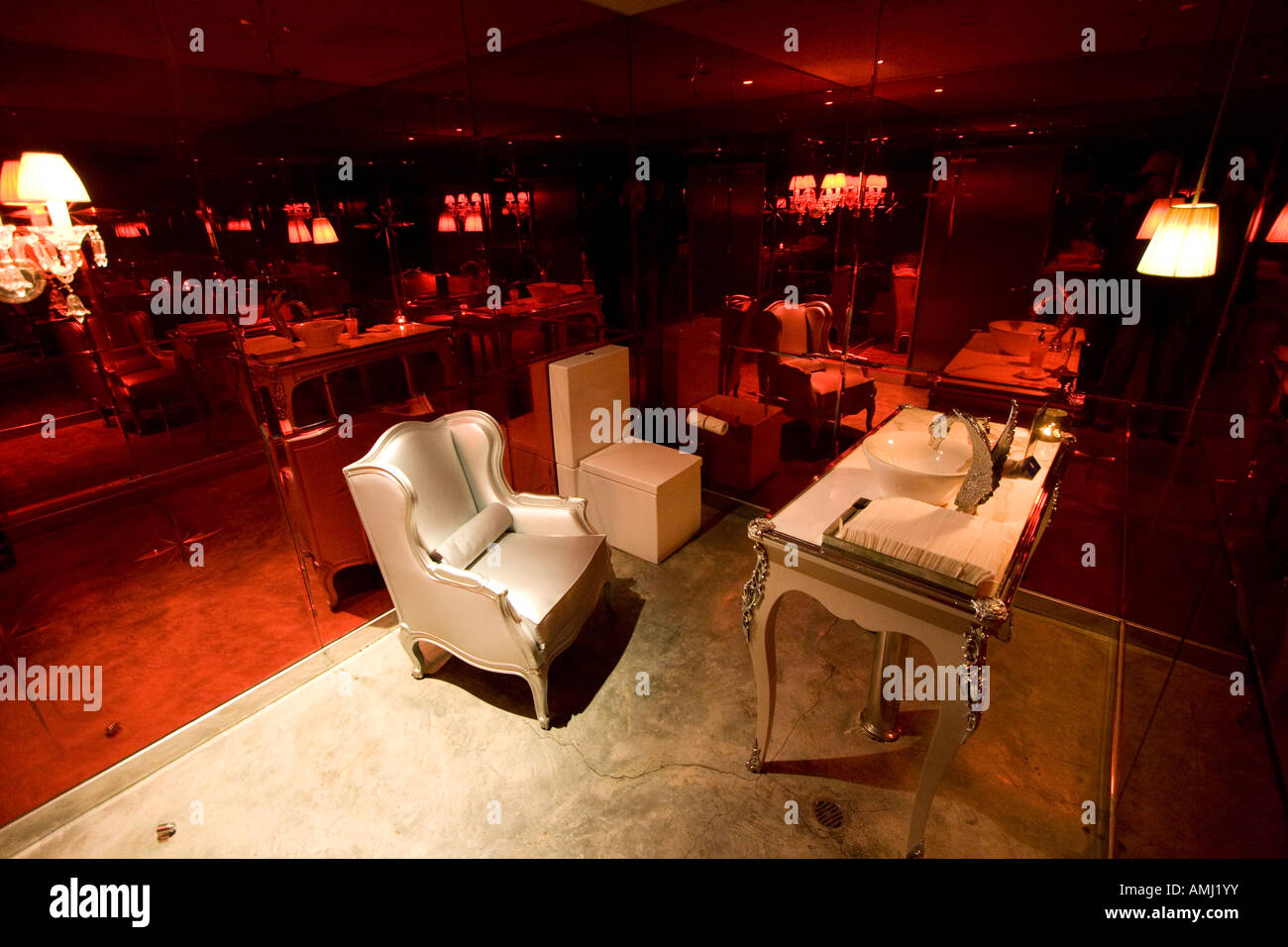 Restroom opulento Lan interno un ristorante esclusivo progettato da Philippe Starck a Pechino in Cina Foto Stock