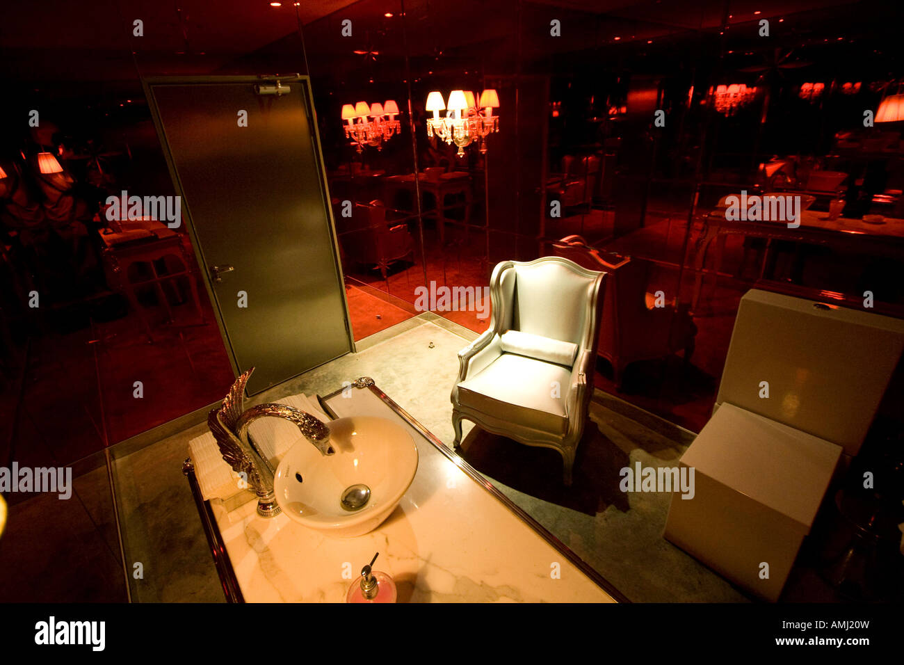 Restroom opulento Lan interno un ristorante esclusivo progettato da Philippe Starck a Pechino in Cina Foto Stock
