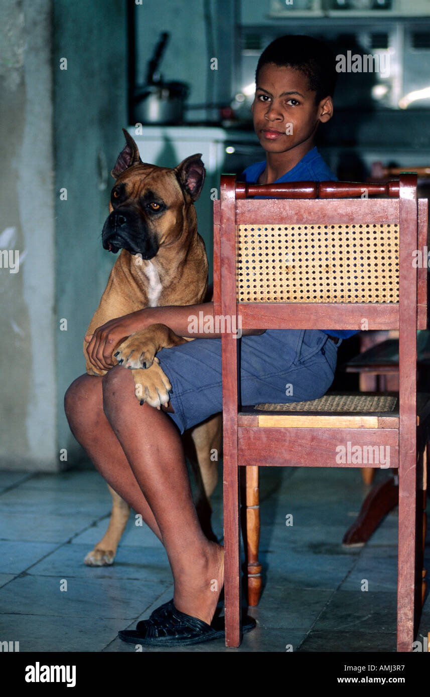 Kuba, Ciudad de La Habana, Cuba, La Habana, kleiner Junge mit hund Foto Stock