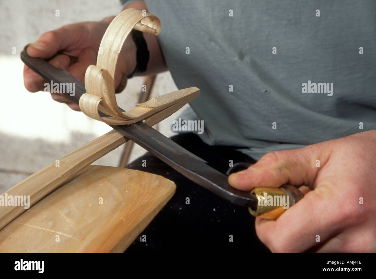 Tim Franks rendendo giardino trugs utilizzando gli strumenti tradizionali di Herstmonceux Sussex usando un drawknife. Foto Stock