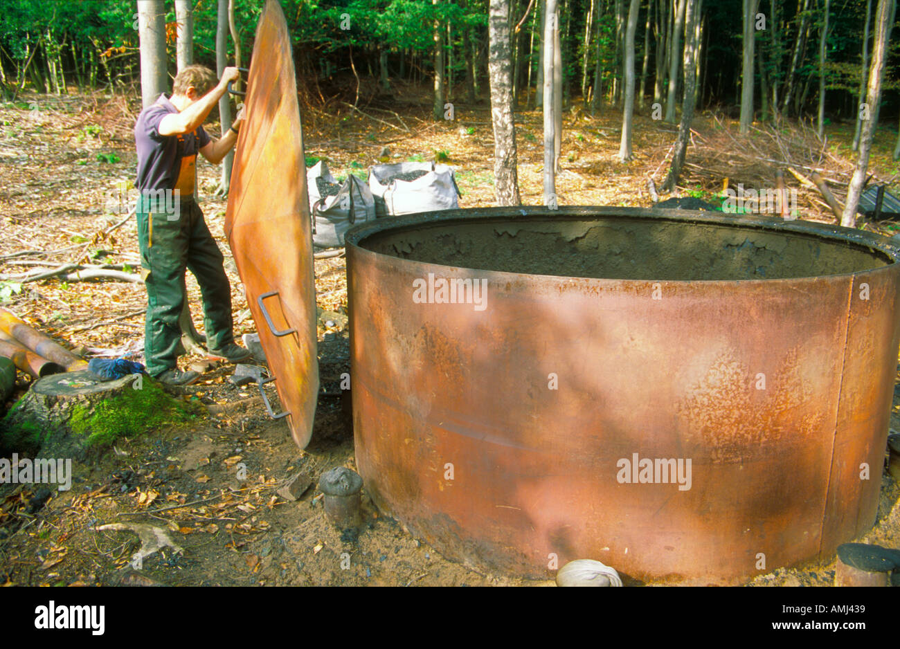 Carboni Ardenti nel distretto del lago utilizzando grandi forni in acciaio a Kendal Cumbria. Foto Stock