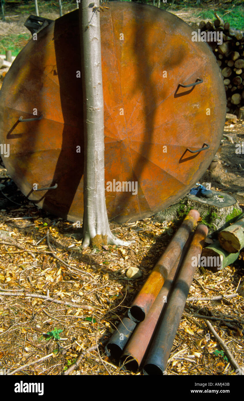 Carboni Ardenti nel distretto del lago utilizzando grandi forni in acciaio a Kendal Cumbria. Foto Stock