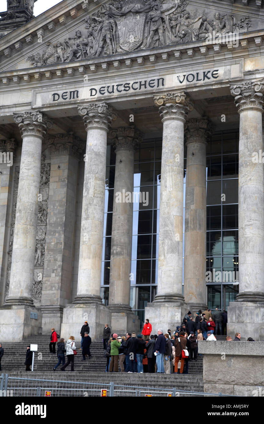 I turisti in coda fuori l'ingresso dell'Edificio del Reichstag a Berlino Germania Foto Stock