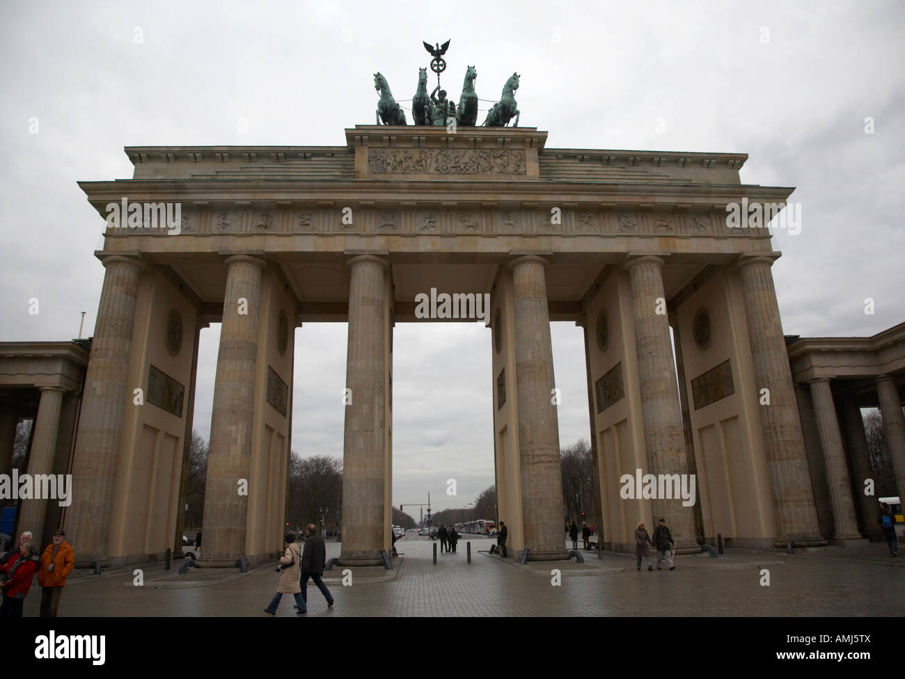 Porta di Brandeburgo su un inverno umido giorno Berlino Germania Foto Stock