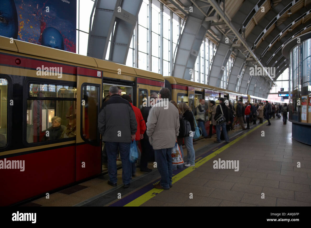 Passeggeri Berlin S Bahn treno piattaforma ad Alexanderplatz principale stazione ferroviaria Germania Foto Stock