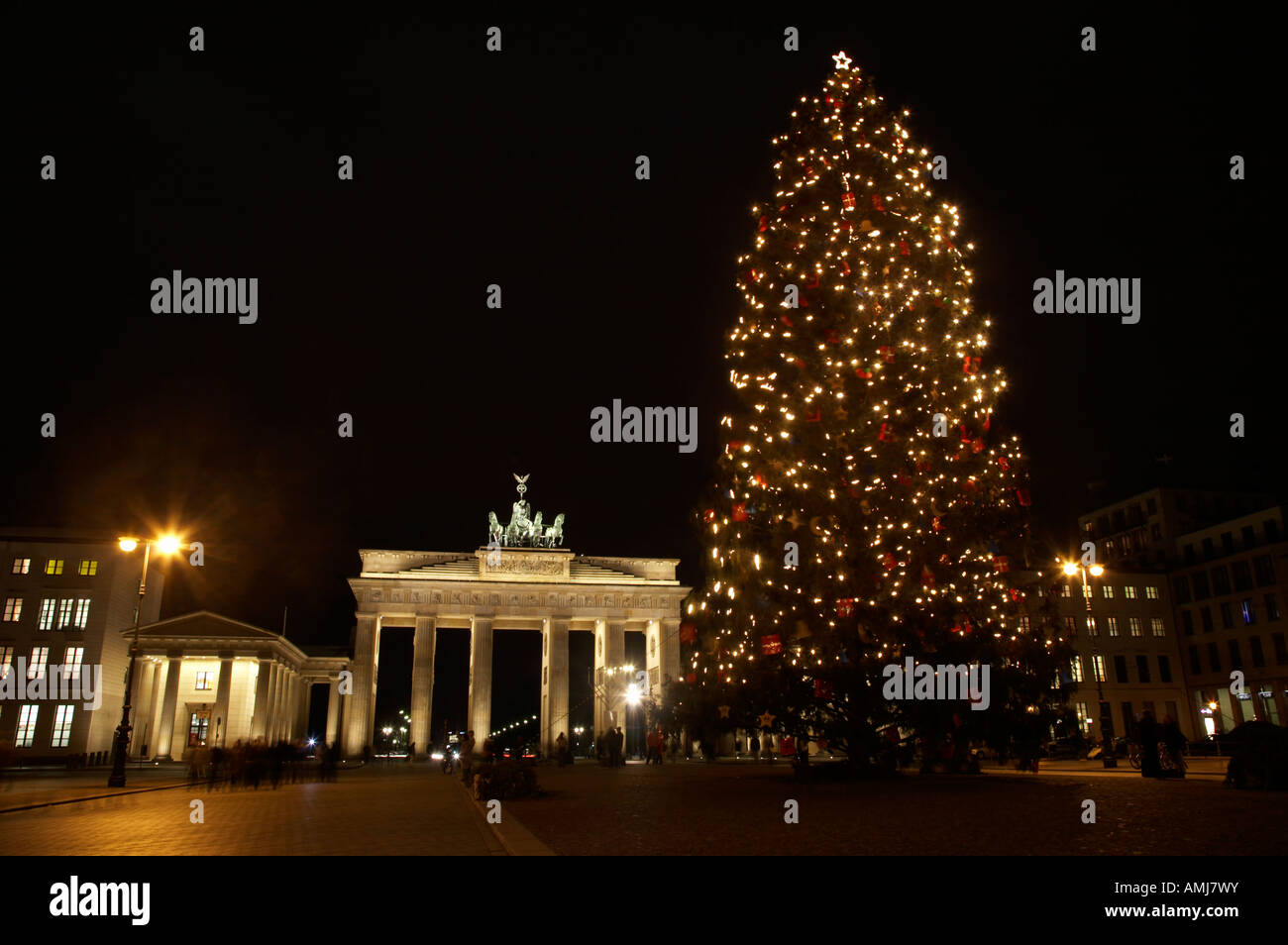 La porta di Brandeburgo e l'albero di natale in Pariser Platz di notte Berlino Germania Foto Stock