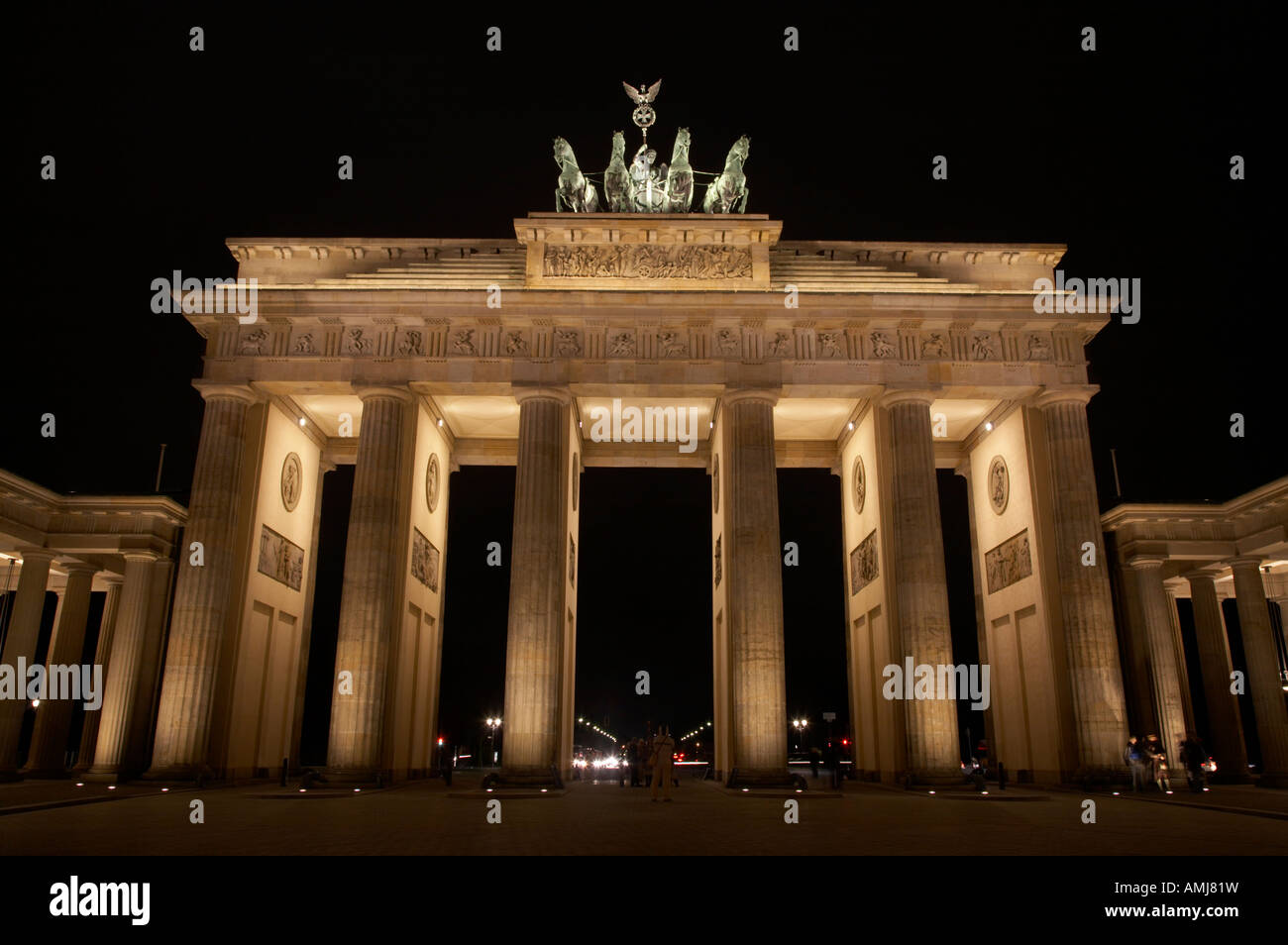 La porta di Brandeburgo di notte Berlino Germania Foto Stock