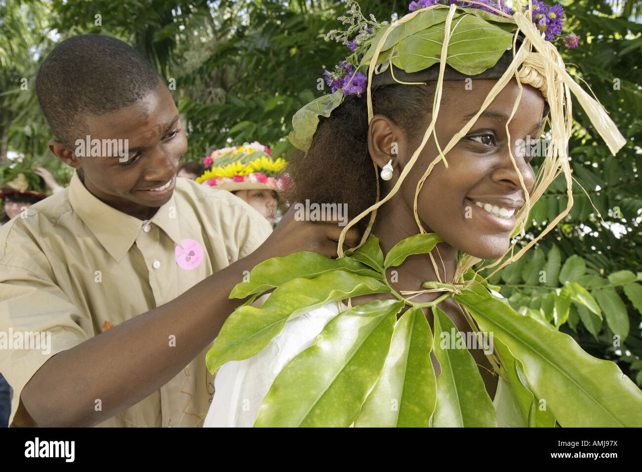 Miami Florida, Coral Gables, Fairchild Tropical Botanic Garden, Ramble Festival, festival, celebrazione, fiera, Green Fashion Show Plant e Paper Hat sfiden Foto Stock