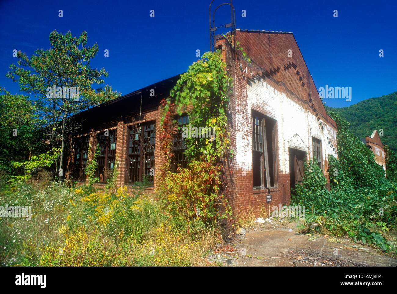 Edificio abbandonato con le finestre rotte sull'autostrada US Route 60 WVA Foto Stock