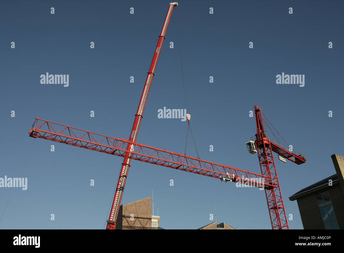 Operai mettendo su una gru a torre in un edificio sito a spostare gli oggetti intorno a ( n. 3 in una serie di 8 immagini ) Foto Stock