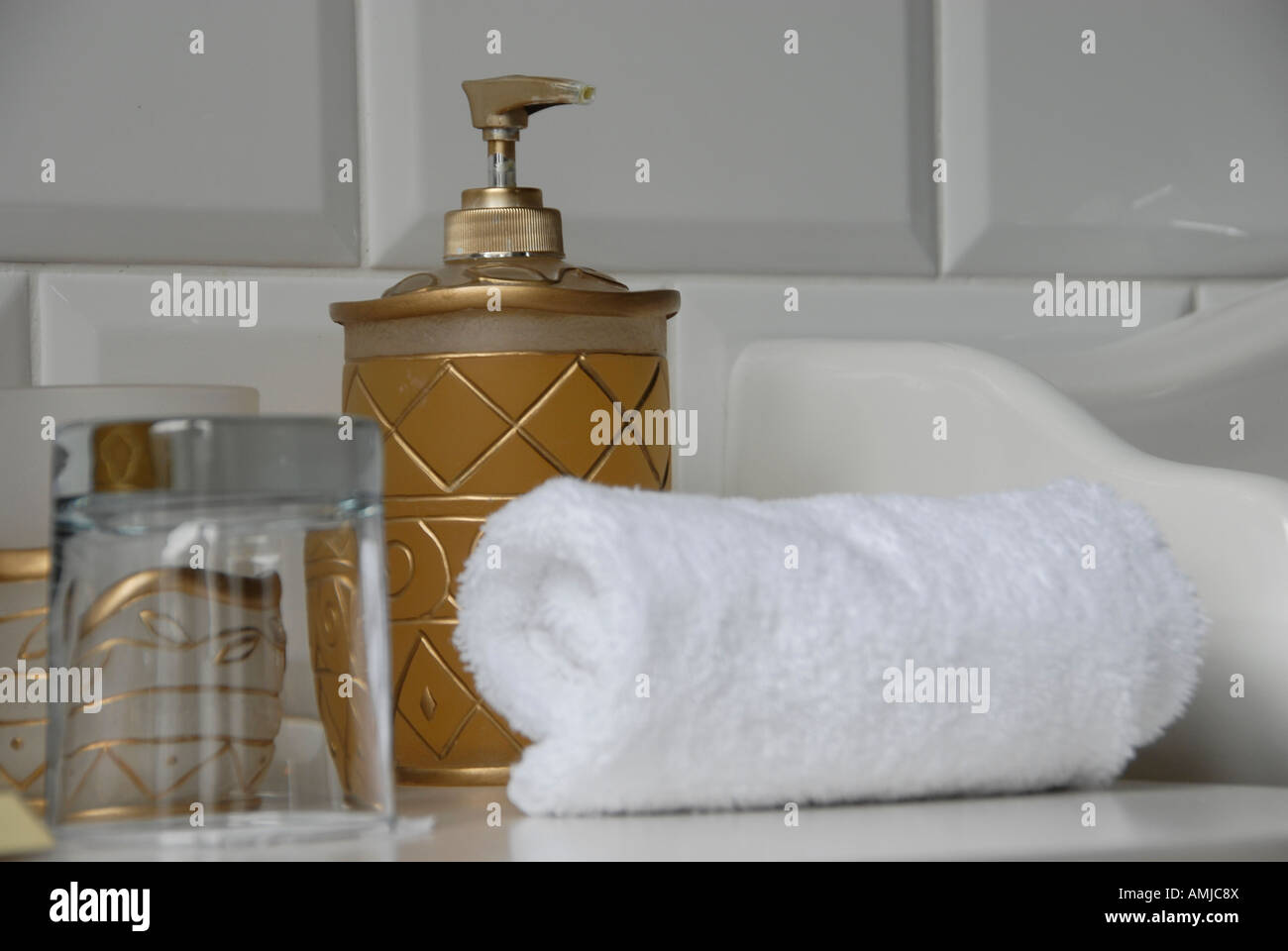 Asciugamano bianco ripiegato in un bagno dal design retrò Foto Stock