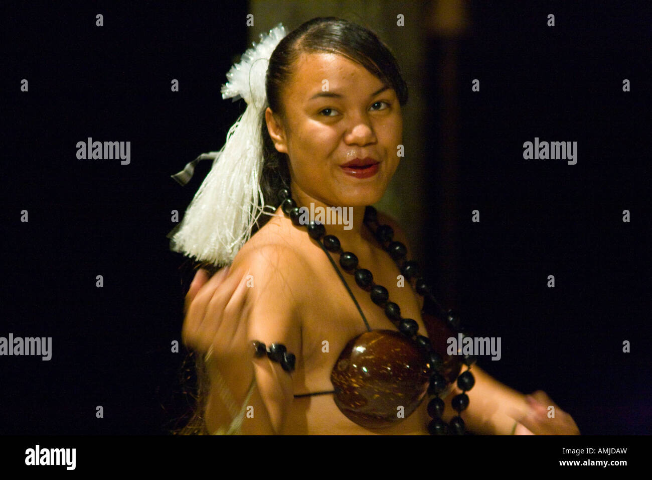 Giovane donna Palaun danza tradizionale danza polinesiana, Palau Isola Foto Stock