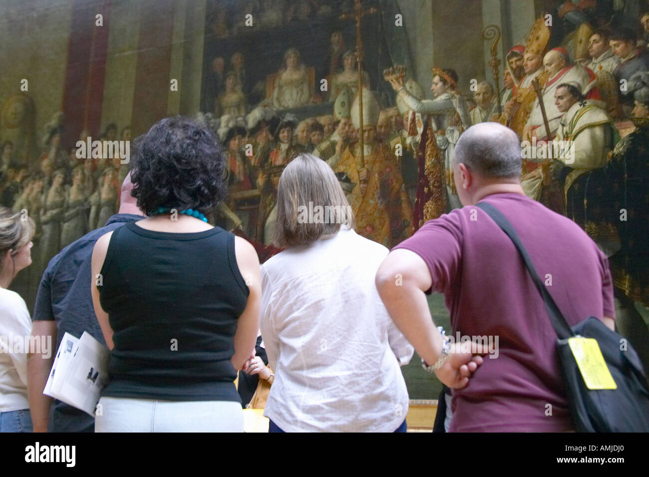 I frequentatori del museo visualizzazione della incoronazione di Napoleone di Jacques Louis David 1808 presso il Museo del Louvre Parigi Francia Foto Stock