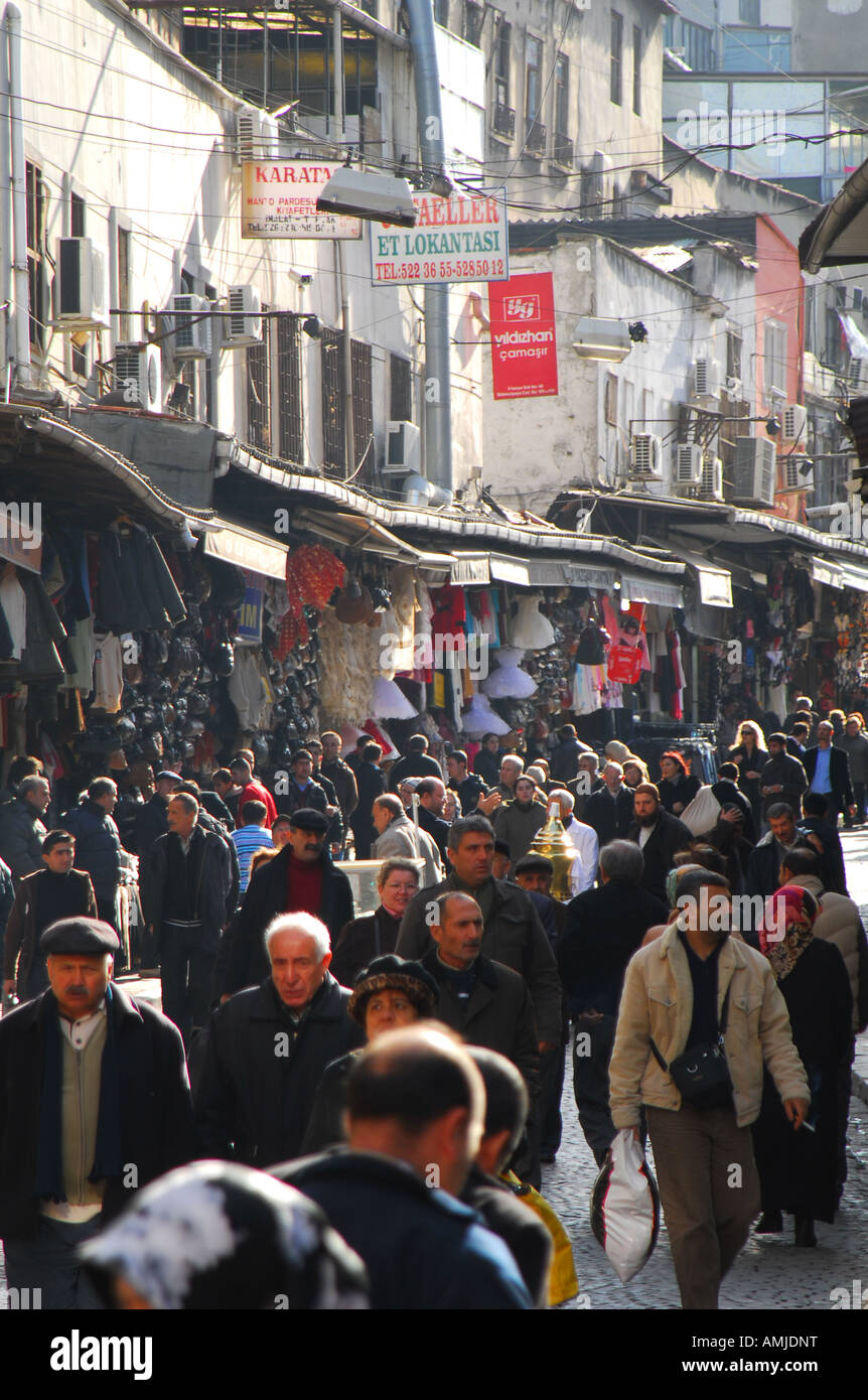 ISTANBUL. Occupata la strada dello shopping di Cagaloglu quartiere vicino al Grand Bazaar. 2007. Foto Stock