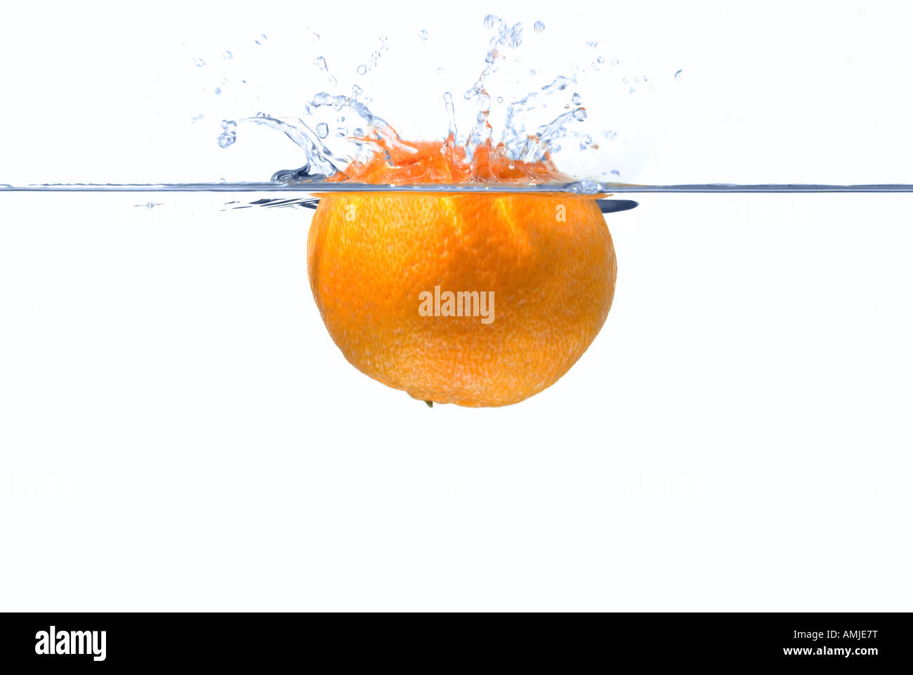 Clementina spruzzi verso il basso in un po' di acqua leggera sfocatura del movimento Foto Stock