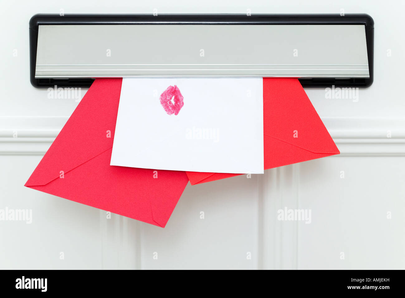 San Valentino schede s proveniente attraverso il letterbox uno sigillato con un bacio Foto Stock