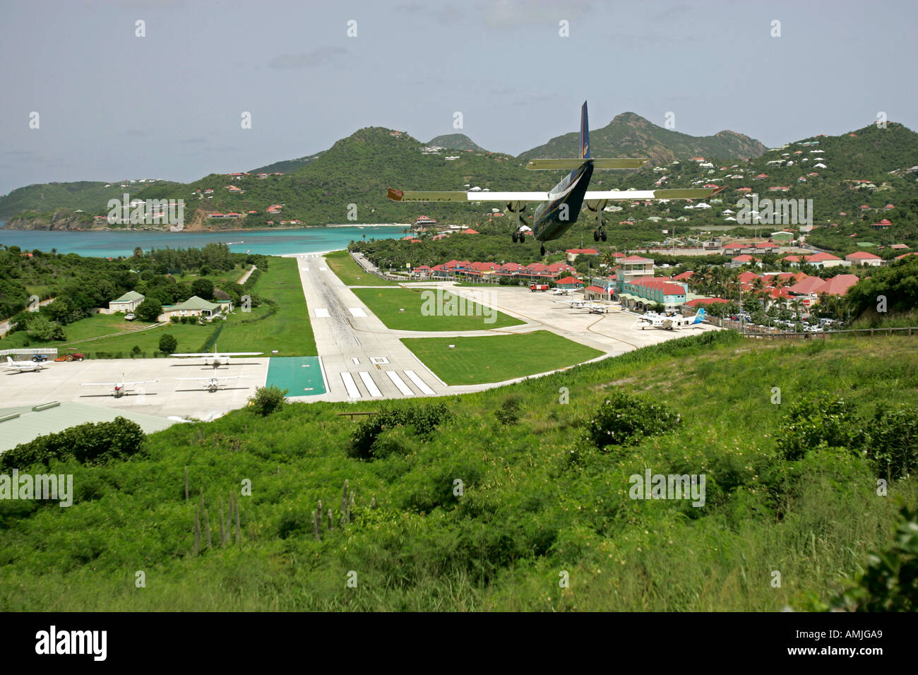 Twin Otter sbarco sulla breve St Barts pista di aeroporto Foto Stock