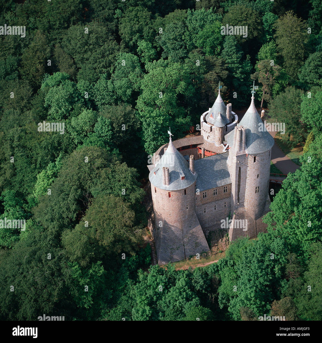Castell Coch è impostata su un livello elevato nella foresta del Galles vista aerea Foto Stock
