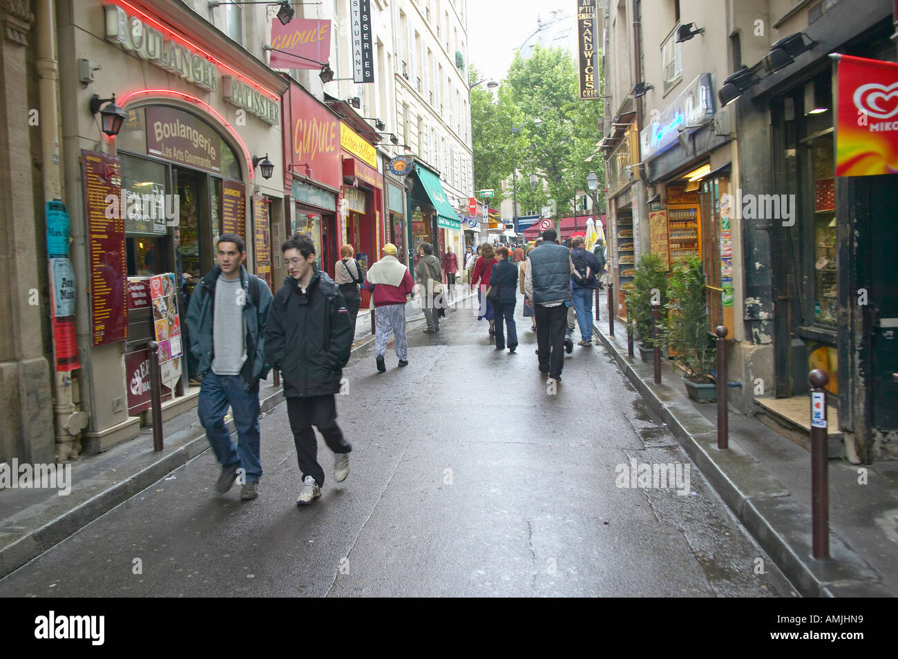 Street con fast food o estrarre Ristoranti Parigi Francia Foto Stock